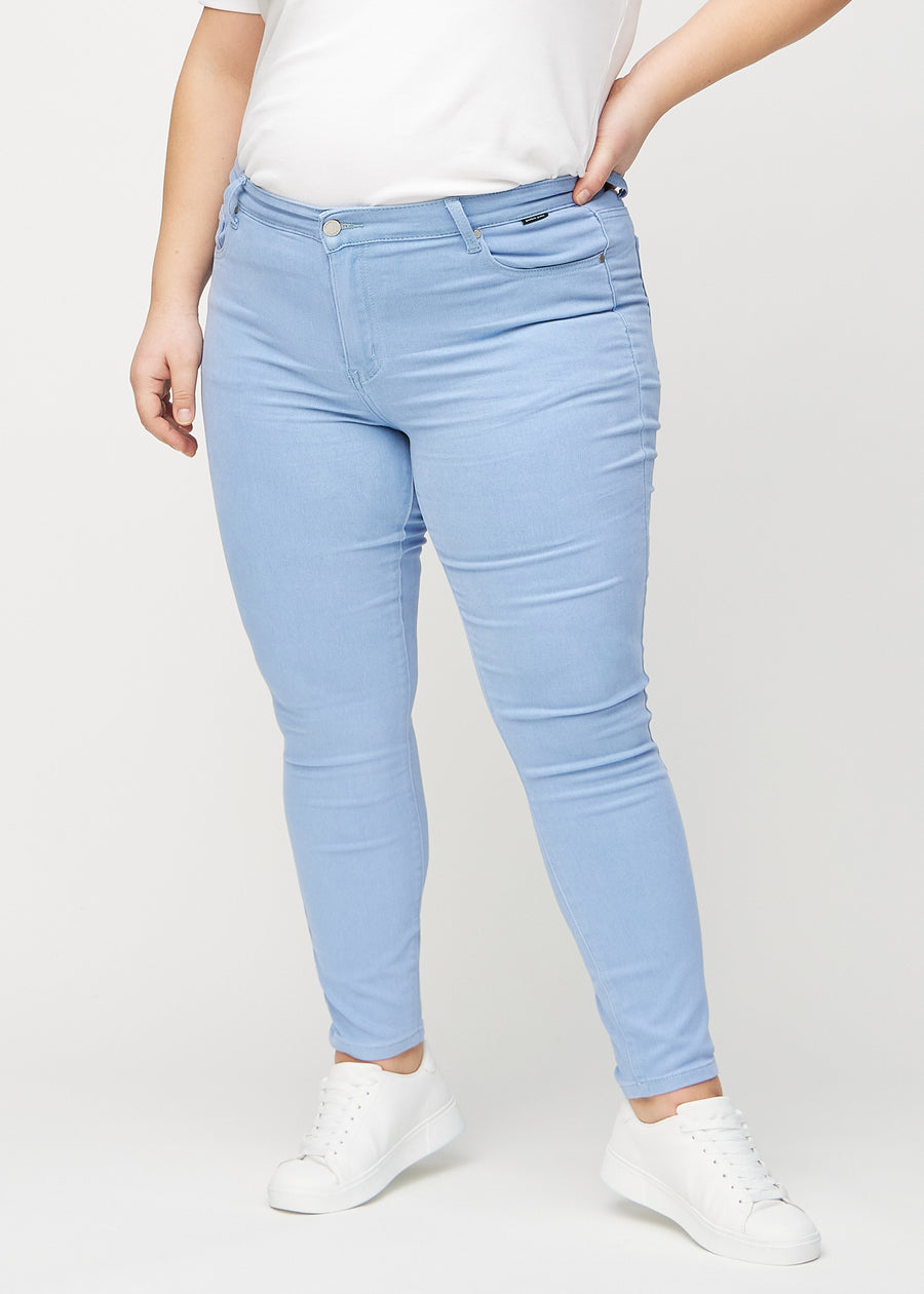 Skinny jeans for women in light blue, color Skies. Front view on a plus-size model, showing the close fit through the legs.