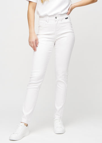 Slim jeans for women in white, color Marguerites. Front view on a model, showing a close fit through the leg with a little more room at the ankle.