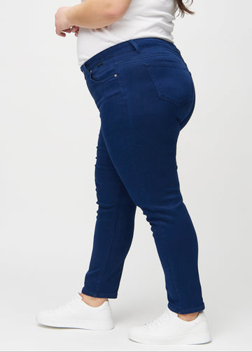 Slim jeans for women in dark blue, color Royals. Side view on a plus-size model.