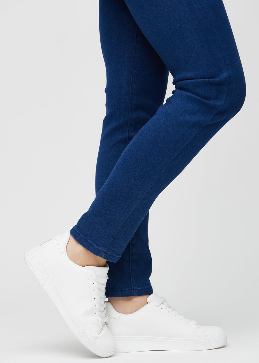 Slim jeans for women in dark blue, color Royals. Close-up at the ankles on a model, showing the fit at the leg openings.