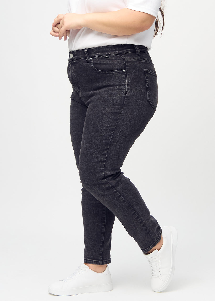 Slim jeans for women in dark grey, color Shadows. Side view on a plus-size model.