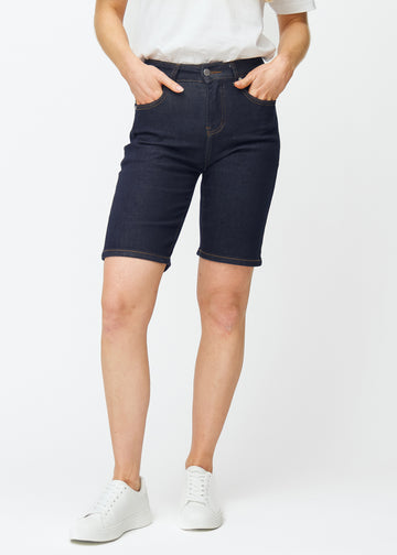 Deep dark blue denim shorts for women in the colour Midnights with a regular fit, sitting at the hips and allowing room around the thighs, seen from the front.