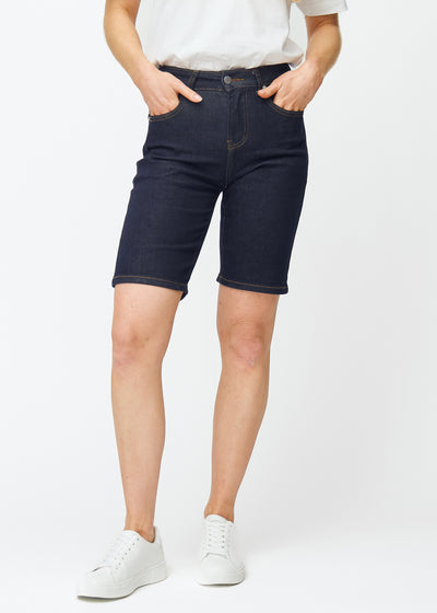 Deep dark blue denim shorts for women in the colour Midnights with a regular fit, sitting at the hips and allowing room around the thighs, seen from the front.