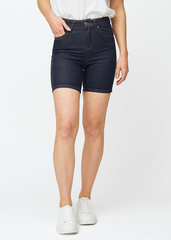 Deep dark blue denim shorts for women in the colour Midnights with a skinny fit, fitting closely at the hips and following the thighs, seen from the front.