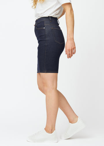 Deep dark blue denim skirt for women in the colour Midnights seen from the side on a model.