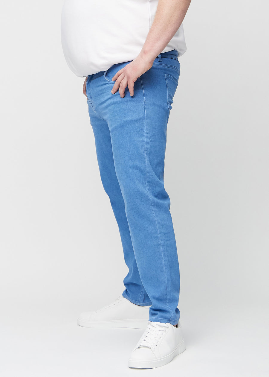 Blue regular jeans seen from the side on a plus-size model.