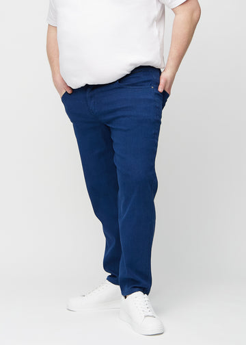 Dark blue regular jeans, model name Royals, which goes straight down the leg on a plus-size model, seen from the front.
