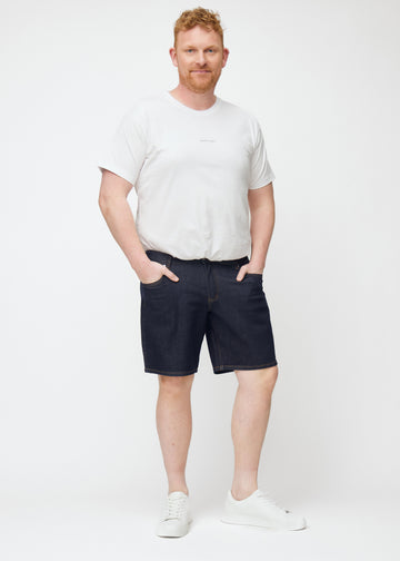 full image of a plus-size model wearing deep dark blue denim shorts for men in the colour midnights with a regular fit.