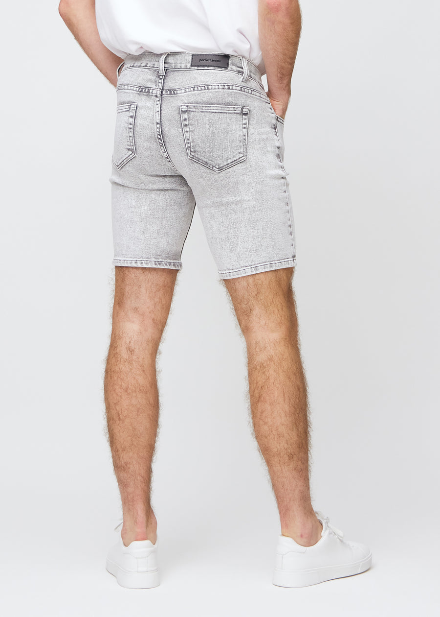 Lysegrå denim regular middle shorts set bagfra, så man kan se hele produktet.