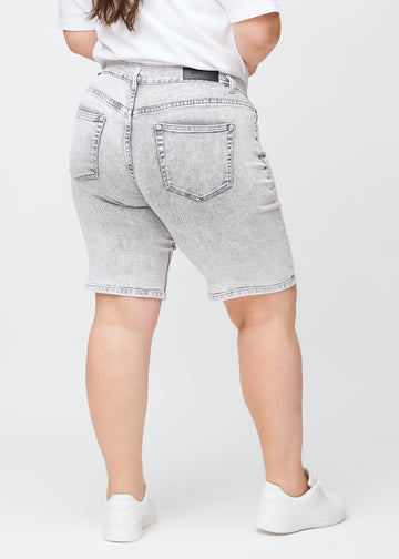 Lysegrå denim regular middle shorts set bagfra på en plus-size model, så man kan se hele produktet.