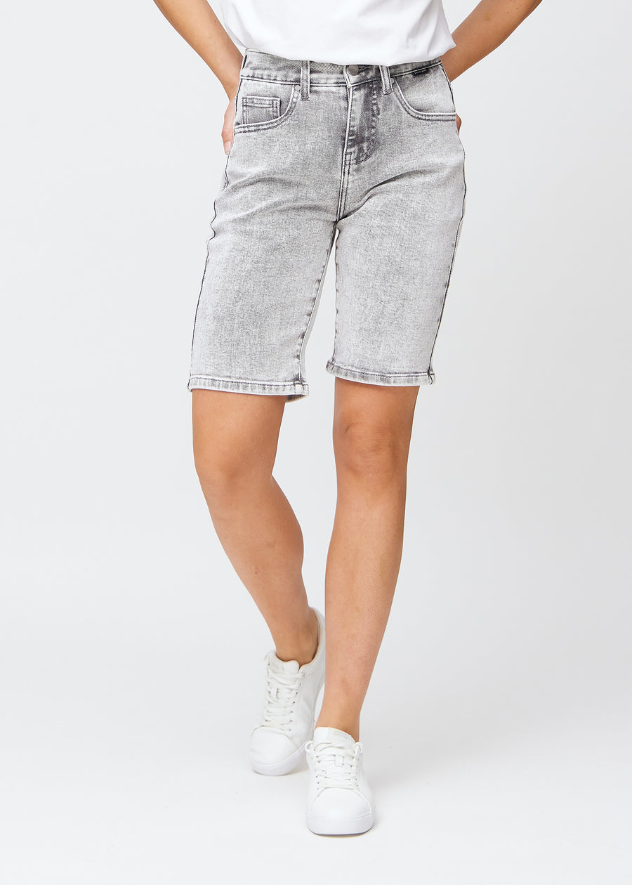 Lysegrå denim regular middle shorts, modelnavn Ashes, som går lige ned langs benet og slutter lige over knæet, set forfra.