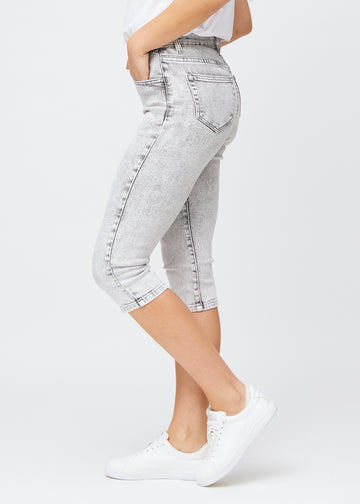 Lysegrå denim slim capris i farven Ashes set fra siden – klassisk pasform med høj talje og tætsiddende snit.
