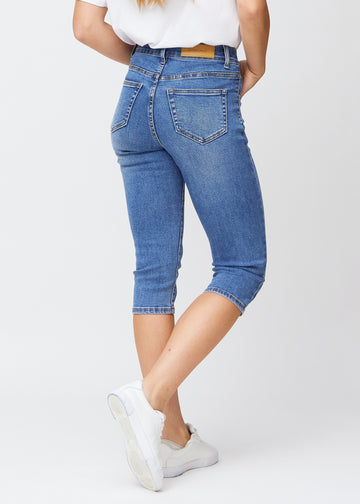 Blå denim slim capris set bagfra – hele produktet vises på modellen med fokus på pasform og længde.