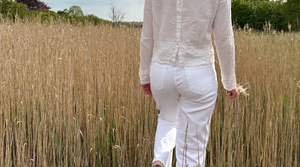 Kvinde i hvide jeans