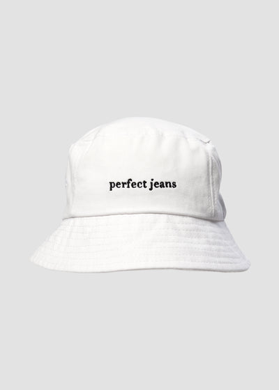 Hvid bøllehat fra Perfect Jeans med sort logo foran.