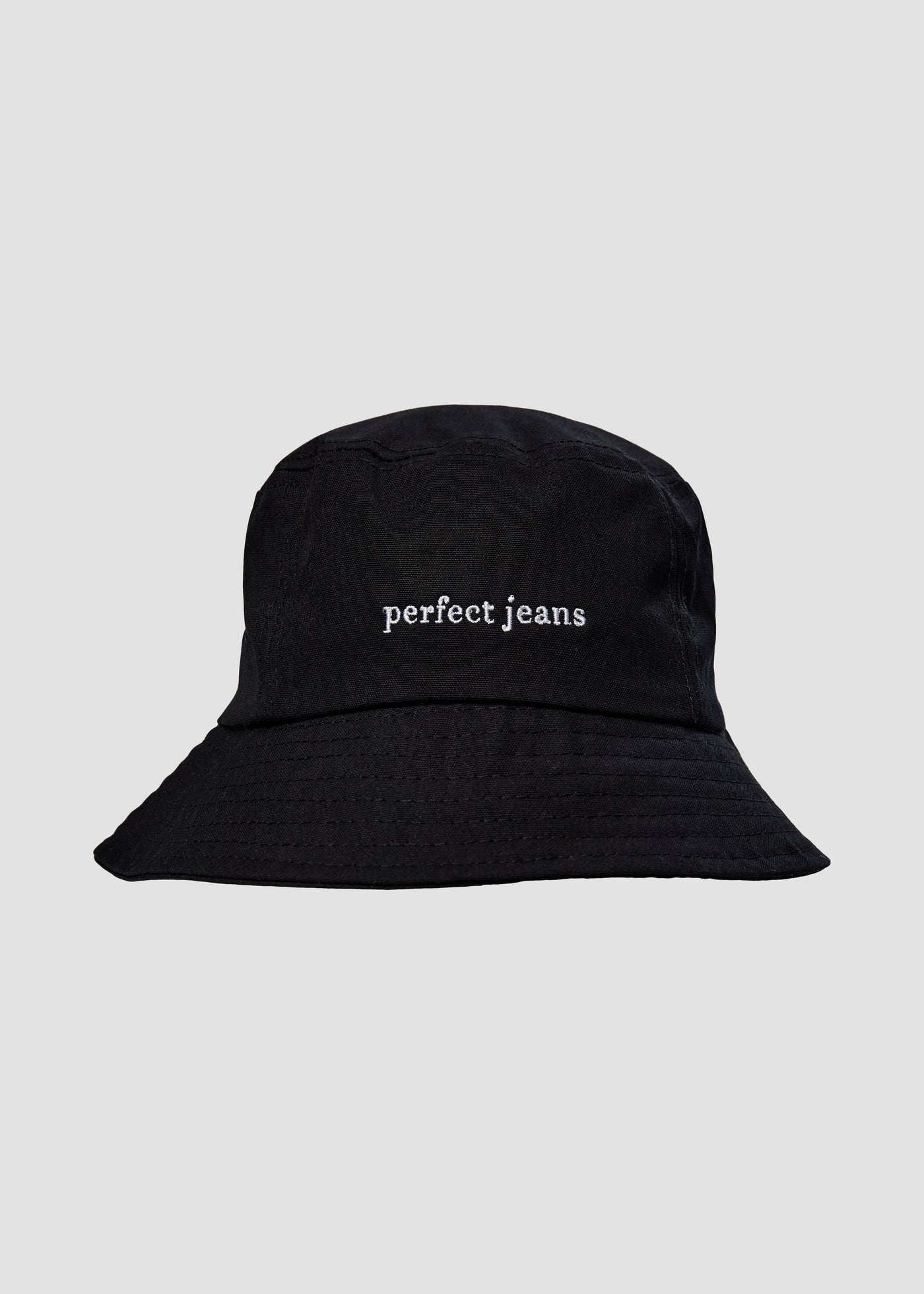 Sort bøllehat fra Perfect Jeans, med hvidt logo foran.