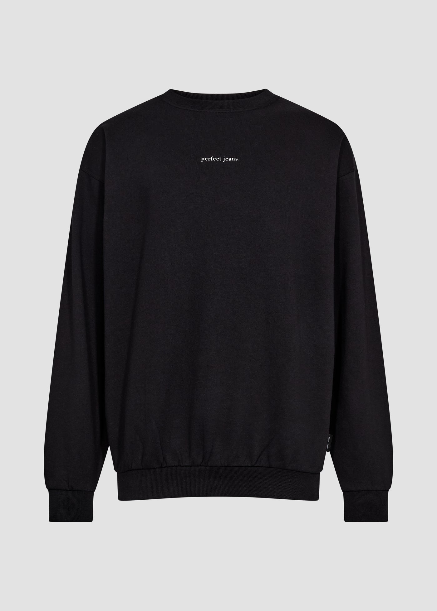 Sort unisex sweatshirt fra Perfect Jeans, med hvidt logo midt på brystet, set forfra.