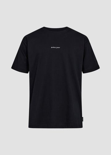 Sort unisex t-shirt fra Perfect Jeans, med hvidt logo midt på brystet, set forfra.