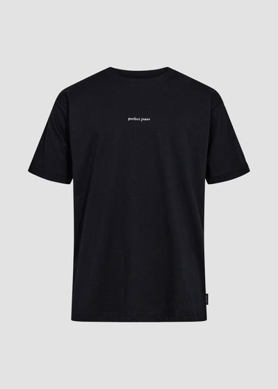 Sort unisex t-shirt fra Perfect Jeans, med hvidt logo midt på brystet, set forfra.