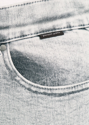 Forlommen på et par lysegrå denim jeans, hvor man kan se logoet.