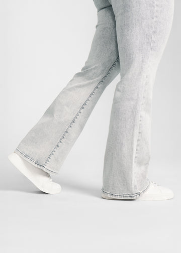 Anklerne på en model, så man kan se det lette svaj i buksebenet.