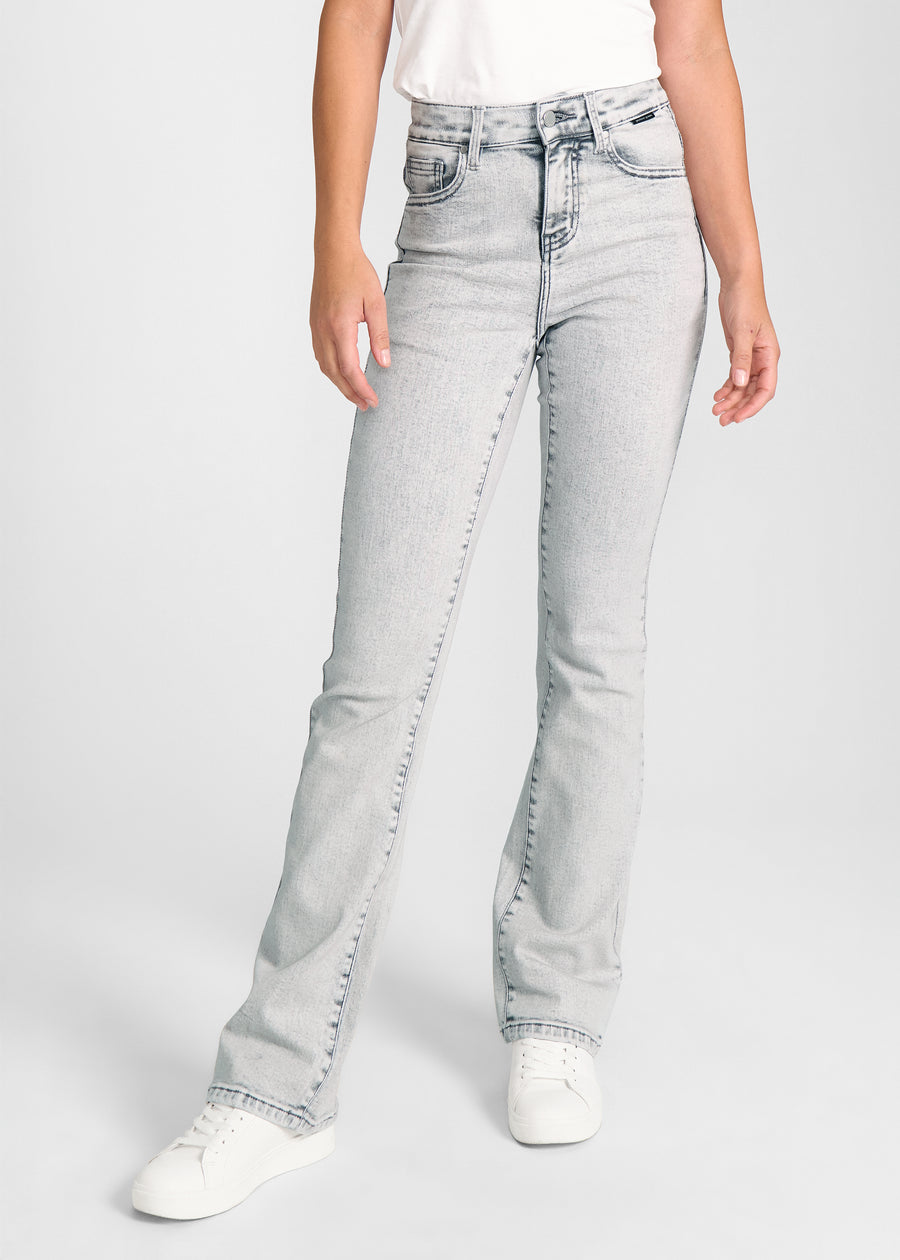 Lysegrå denim bootcut jeans, modelnavn Ashes, som sidder tæt om hofter og lår med et let svaj fra knæet og ned, set forfra.