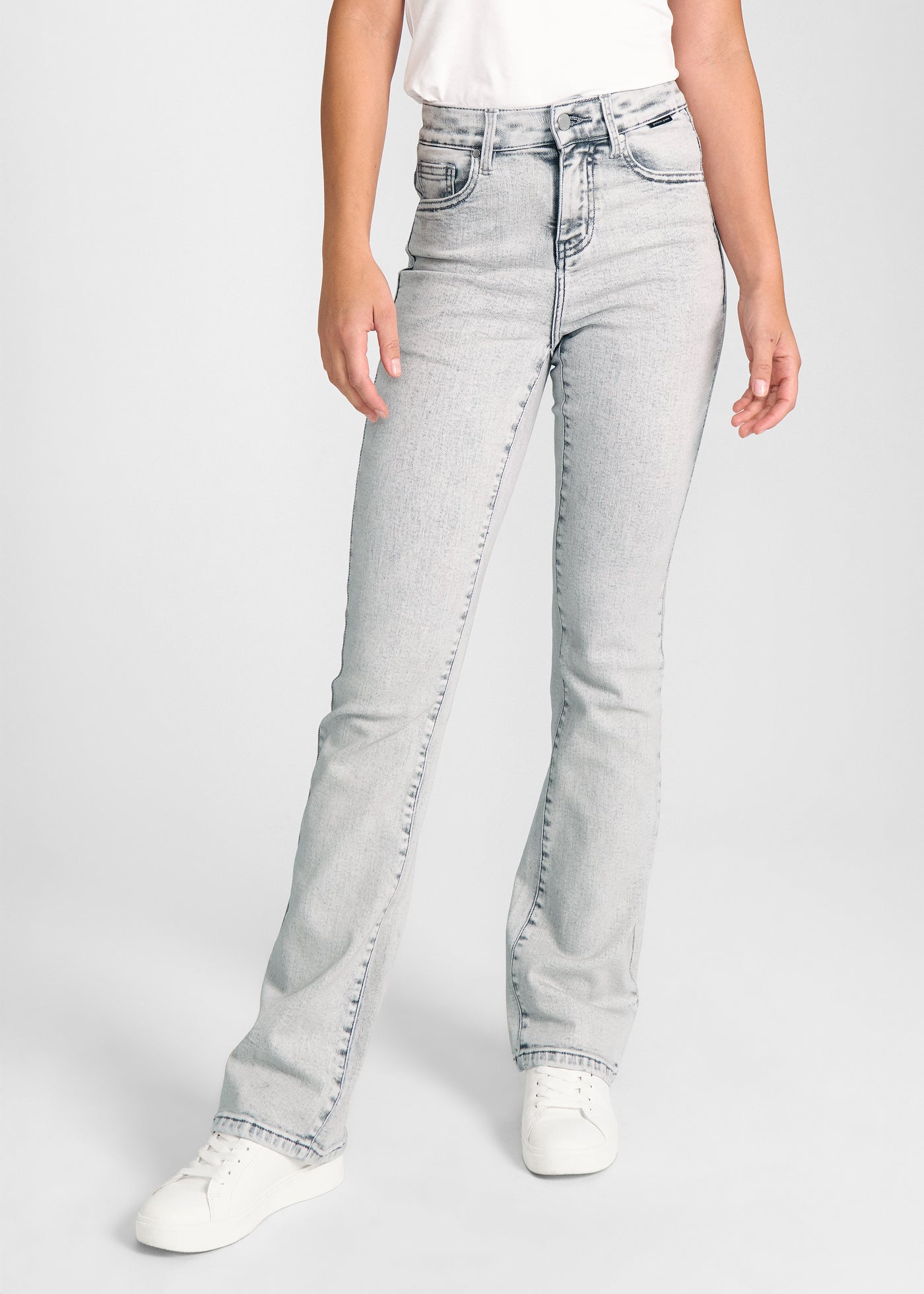 Lysegrå denim bootcut jeans, modelnavn Ashes, som sidder tæt om hofter og lår med et let svaj fra knæet og ned, set forfra.