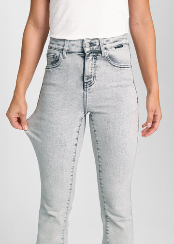 Model strækker jeansene ved låret for at vise stretch.