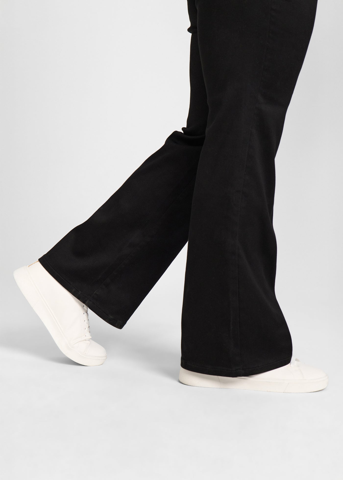 Anklerne på en model, så man kan se det lette svaj i buksebenet.