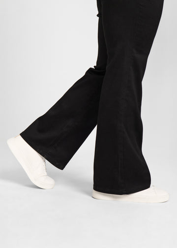 Anklerne på en model, så man kan se det lette svaj i buksebenet.