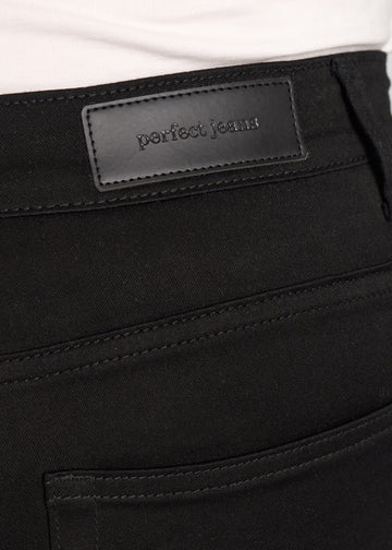 Baglommen på et par sort jeans, hvor man kan se logoet. på en plus-size model.