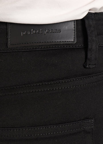 Baglommen på et par sort jeans, hvor man kan se logoet.