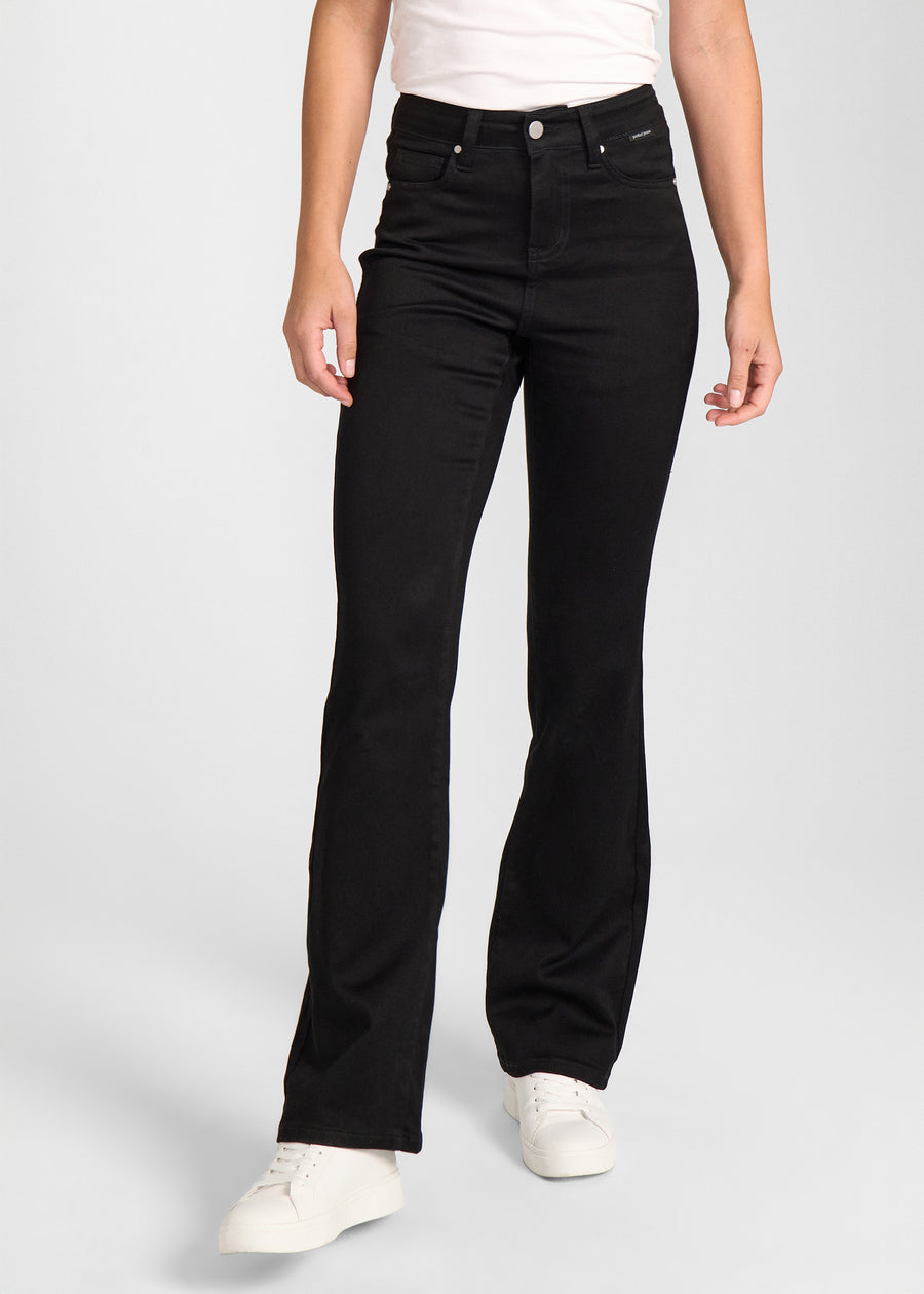 Sort bootcut jeans, modelnavn Ravens, som sidder tæt om hofter og lår med et let svaj fra knæet og ned, set forfra.