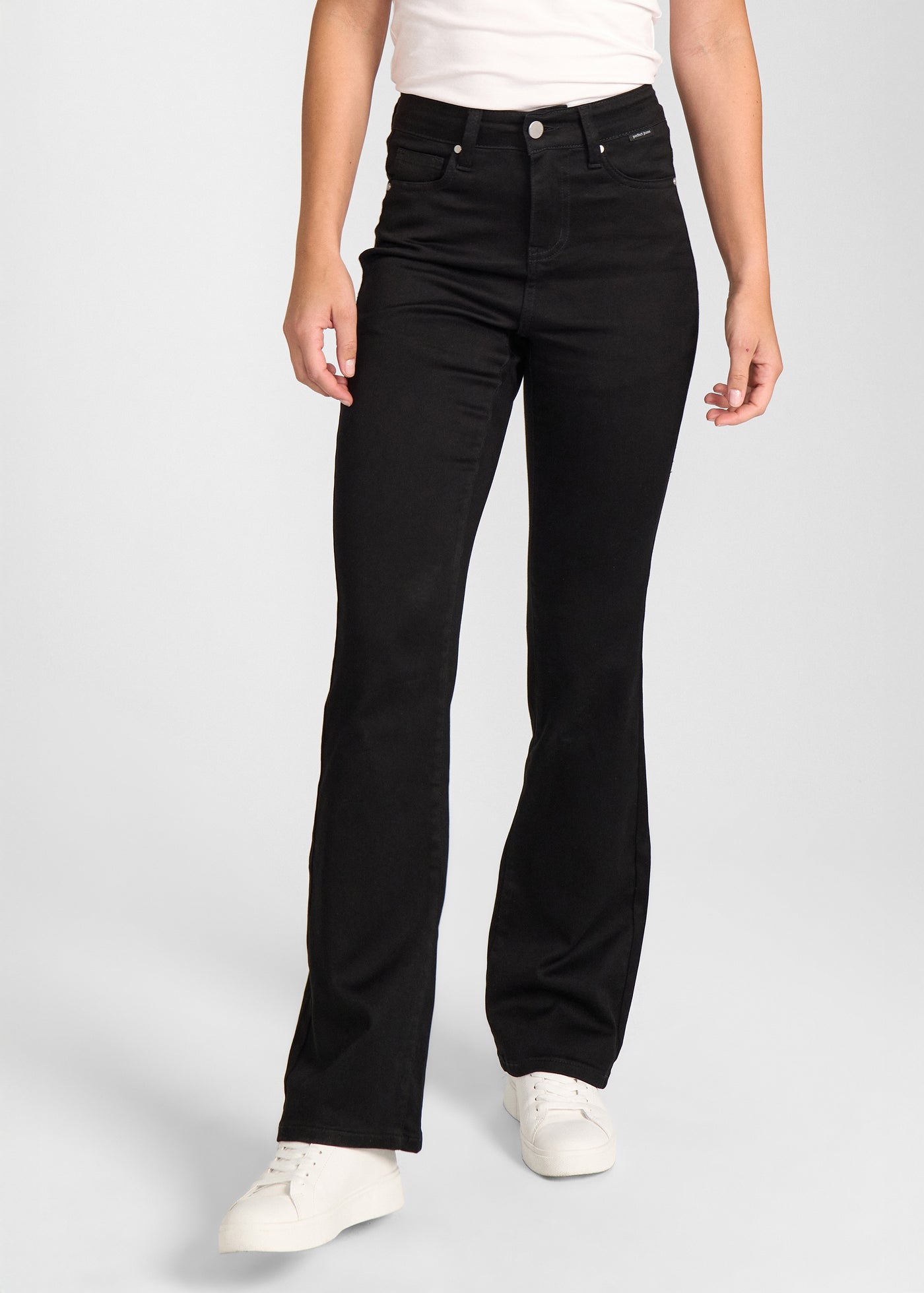 Sort bootcut jeans, modelnavn Ravens, som sidder tæt om hofter og lår med et let svaj fra knæet og ned, set forfra.