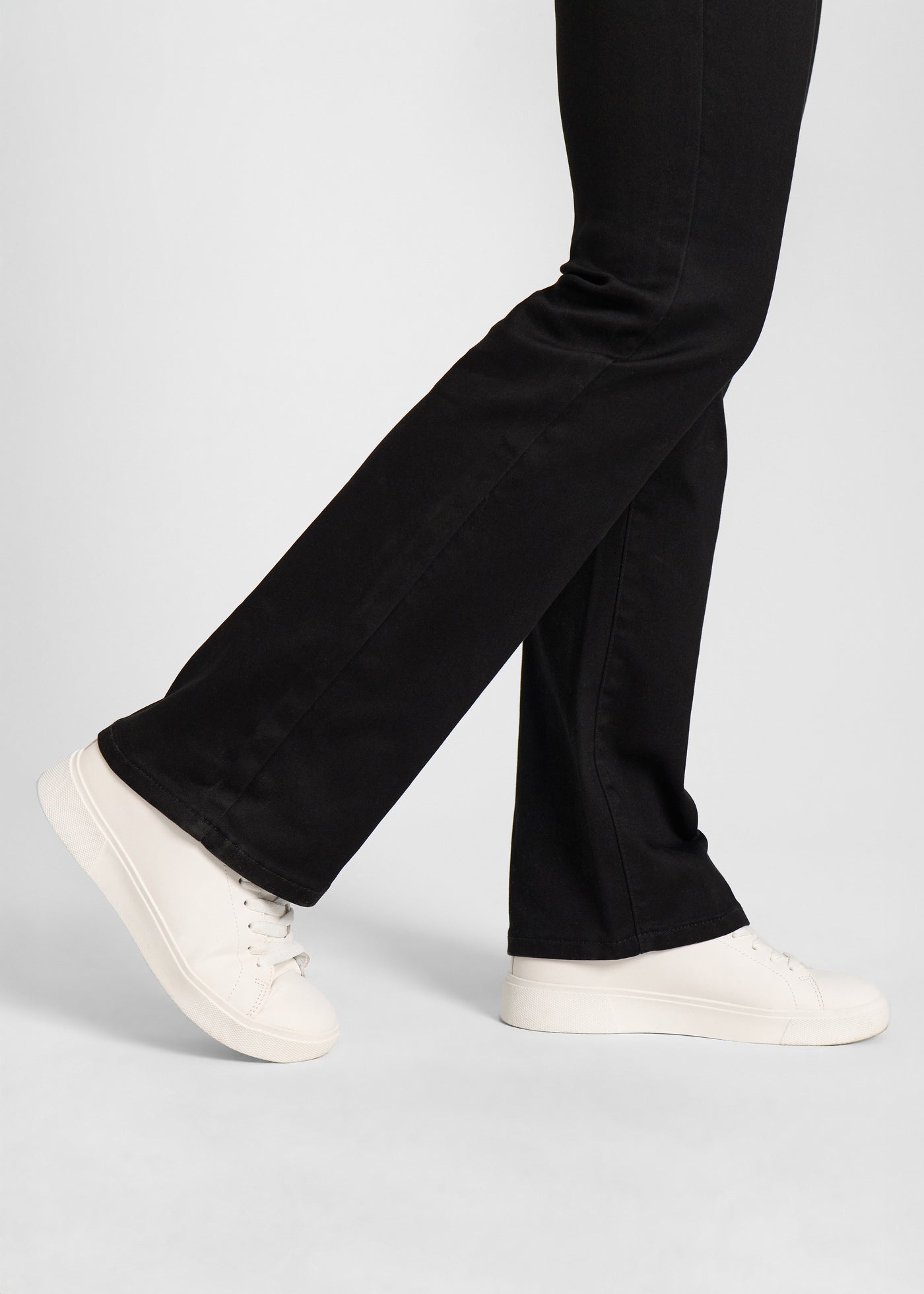 Anklerne på en model, så man kan se det lette svaj i buksebenet.