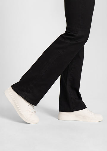 Anklerne på en model, så man kan se det lette svaj i buksebenet.