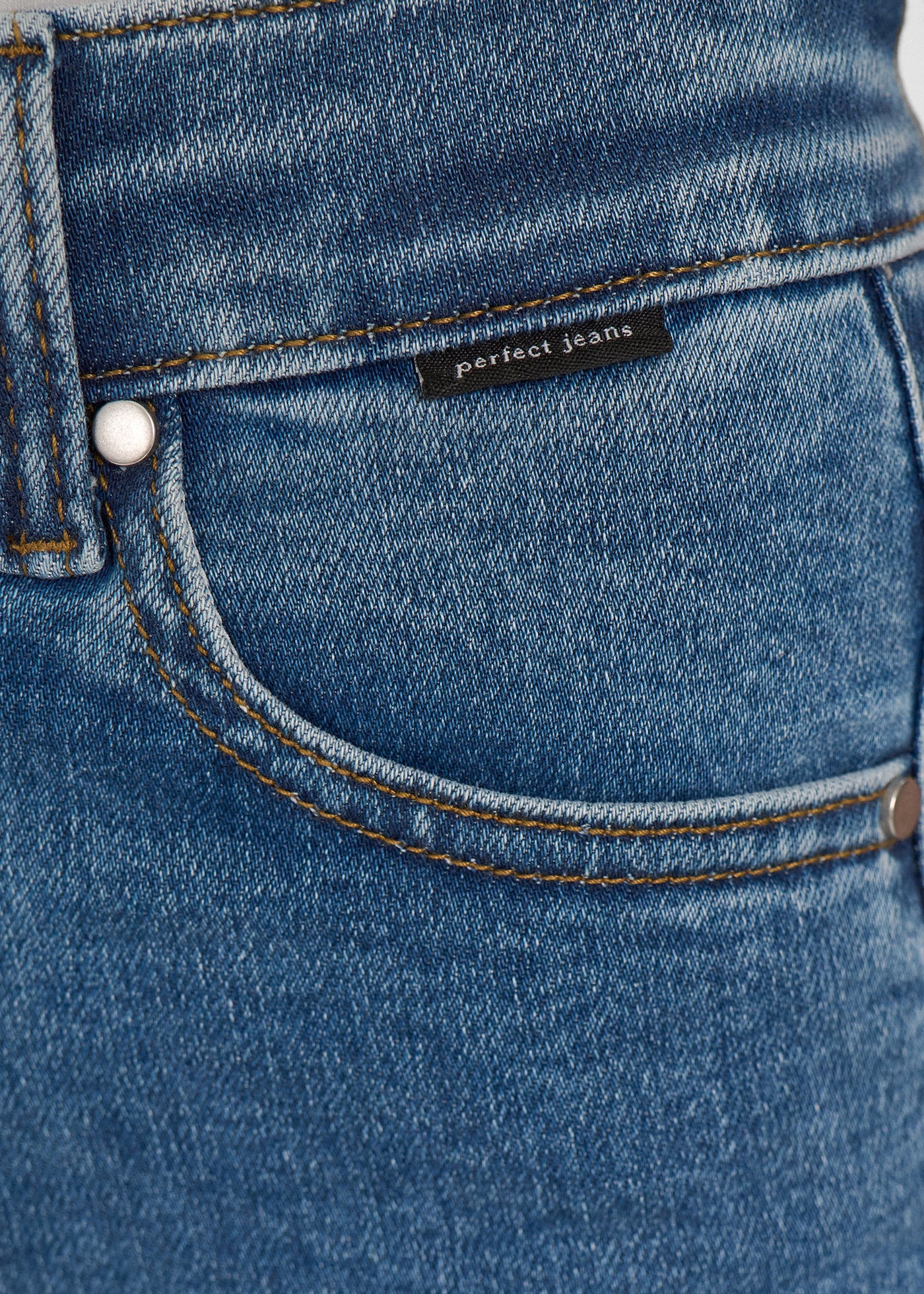 Forlommen på et par blå denim jeans, hvor man kan se logoet.