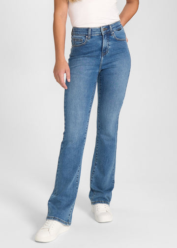Fuldt billede af model i blå denim bootcut jeans.