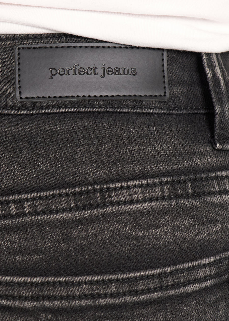 Baglommen på et par mørkegrå denim jeans, hvor man kan se logoet. på en plus-size model.