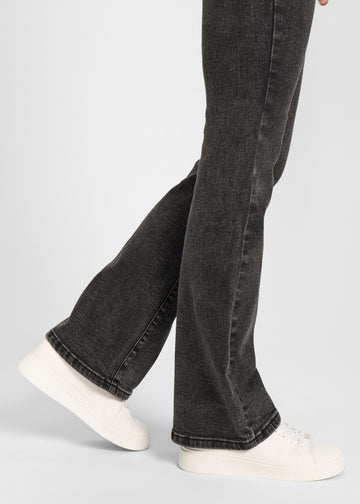 Anklerne på en model, så man kan se det lette svaj i buksebenet.