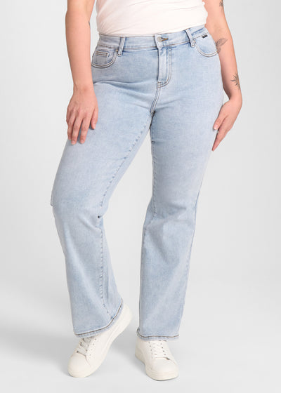 Lyseblå denim bootcut jeans, modelnavn Waves, som sidder tæt om hofter og lår med et let svaj fra knæet og ned, set forfra på en plus-size model.