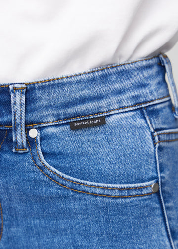 Forlommen på de blå denim slim capris i farven Rivers – med tydeligt logo og syninger i fokus.
