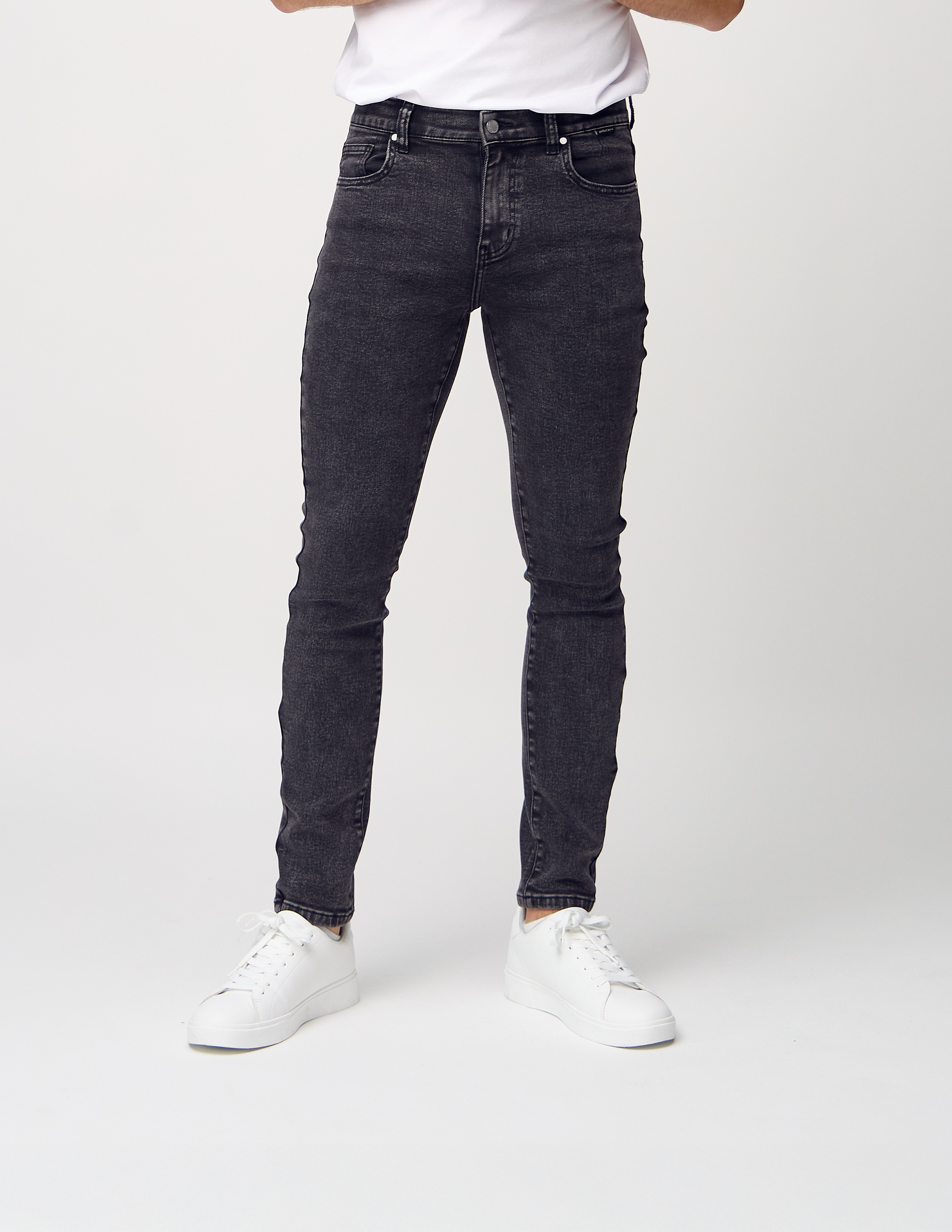 Herremodel i et par Slim denimjeans i den mørkegrå farve Shadows
